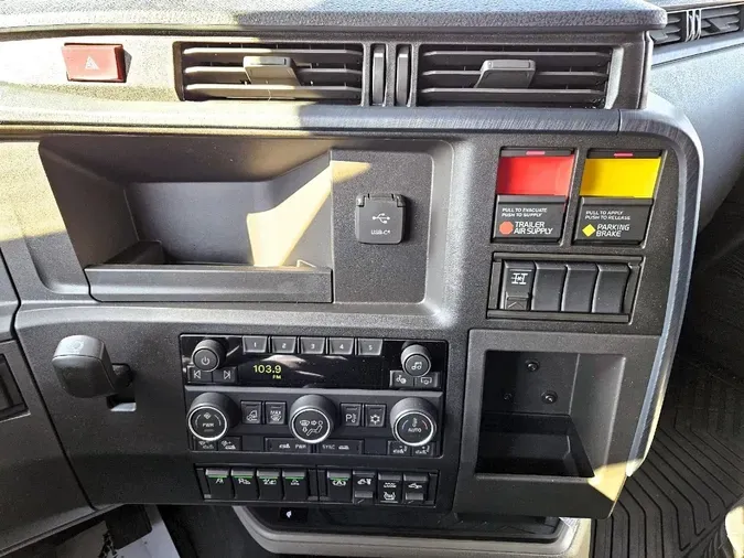 2025 VOLVO VNL64Tv04