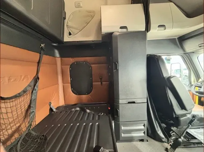 2021 Freightliner Cascadia 126