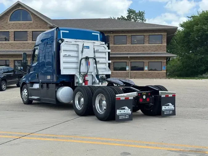 2021 FREIGHTLINER Cascadia 126