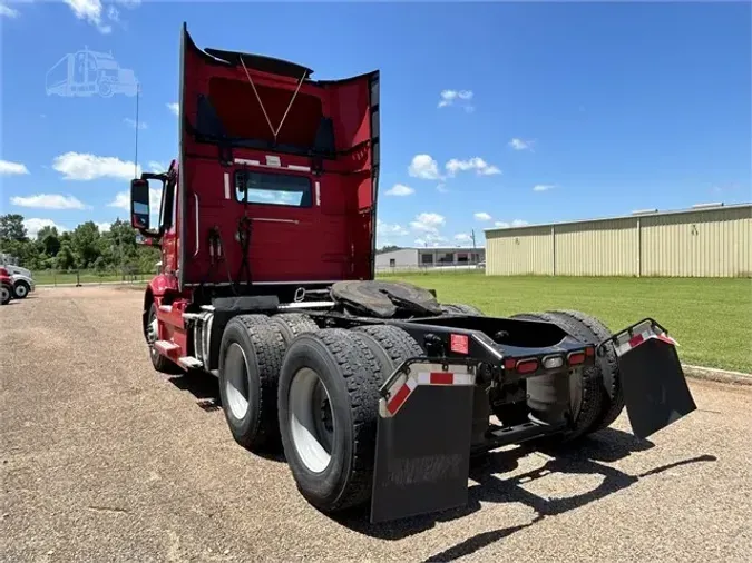 2020 VOLVO VNR64T300