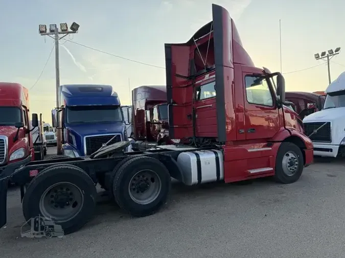 2022 VOLVO VNR64T300