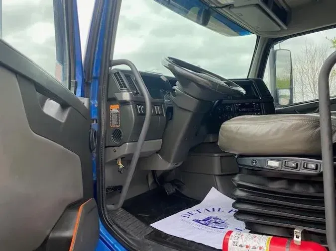 2022 Volvo VNL64T760