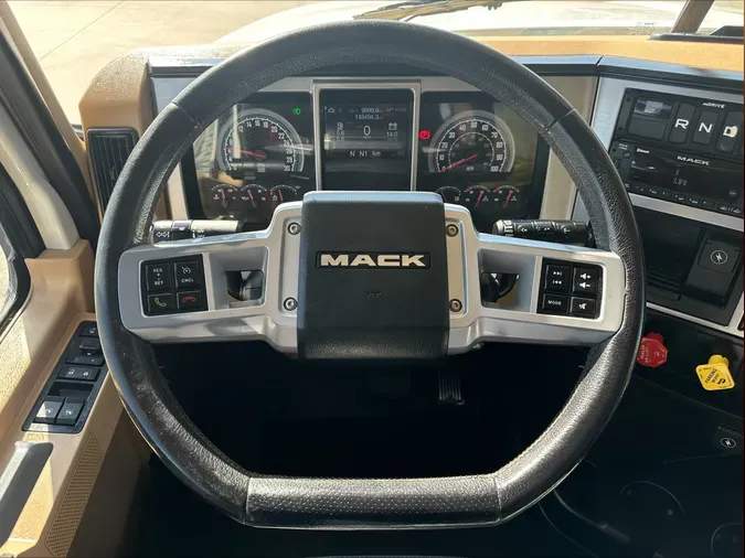 2022 MACK PI64T