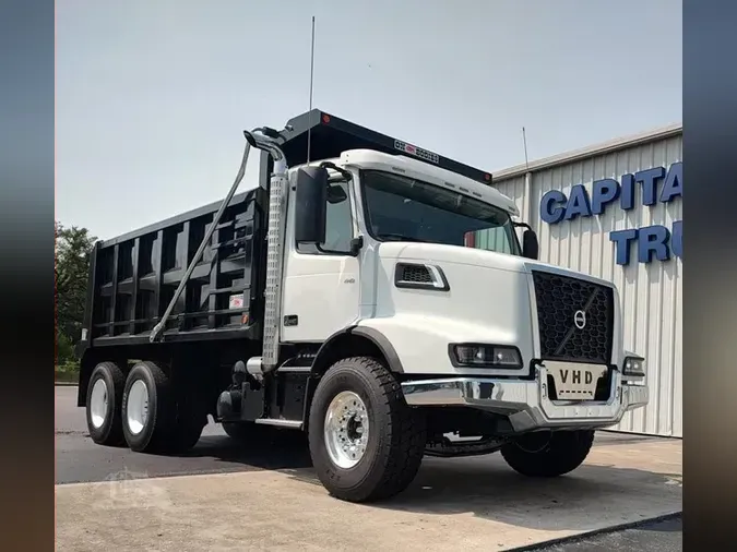 2027 VOLVO VHD64B300