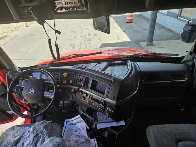 2023 VOLVO VNL64T860