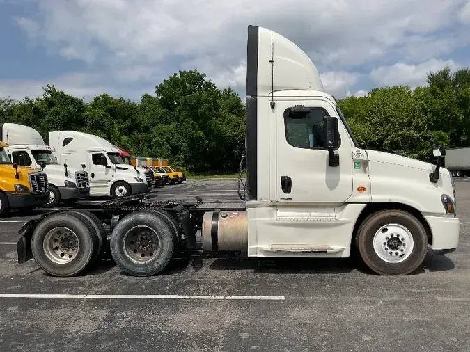 2017 Freightliner X12564ST