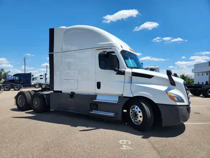 2021 FREIGHTLINER Cascadia 126