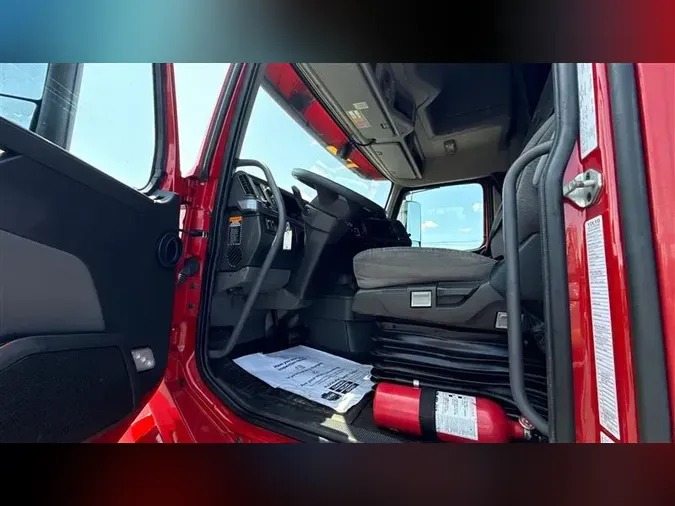 2021 VOLVO VNL760