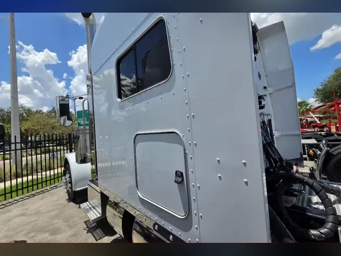 2023 Peterbilt 389