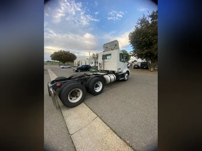 2019 VOLVO VNL64T-300