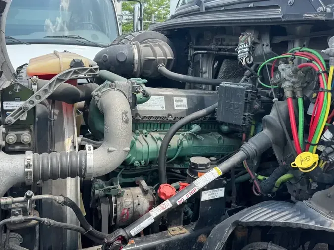 2019 VOLVO VNR64T 300