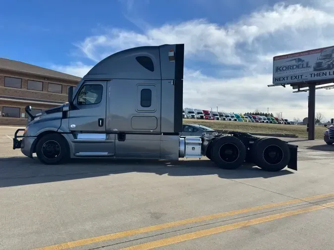 2023 FREIGHTLINER Cascadia 126