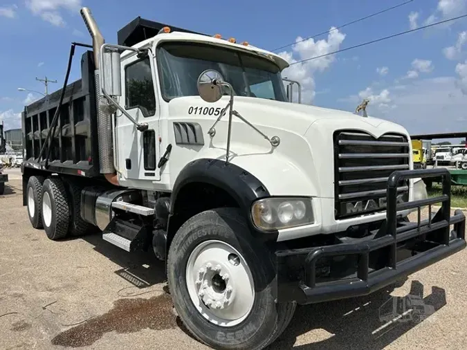 2011 MACK GRANITE GU713