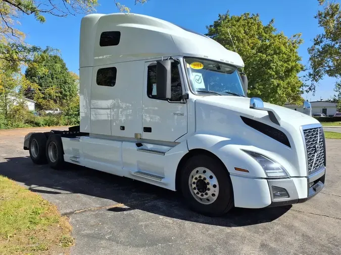 2021 VOLVO VNL64T-760