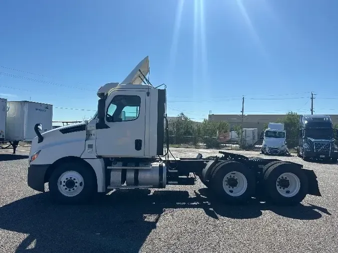 2018 Freightliner T12664ST