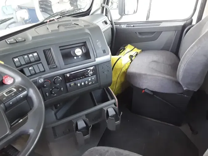 2019 VOLVO VNL64T-300