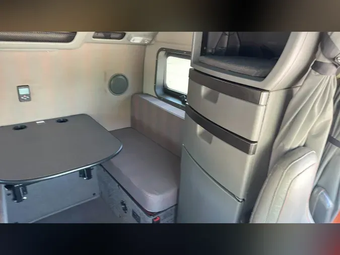 2022 Volvo VNL