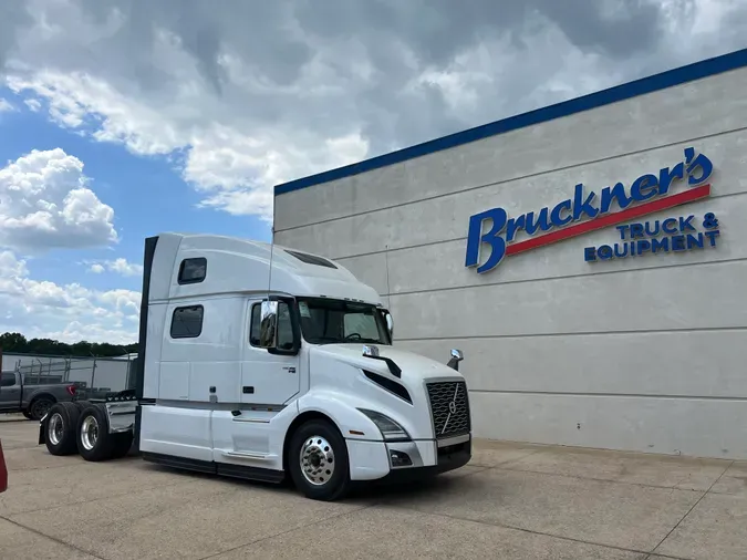 2025 VOLVO VNL64T860