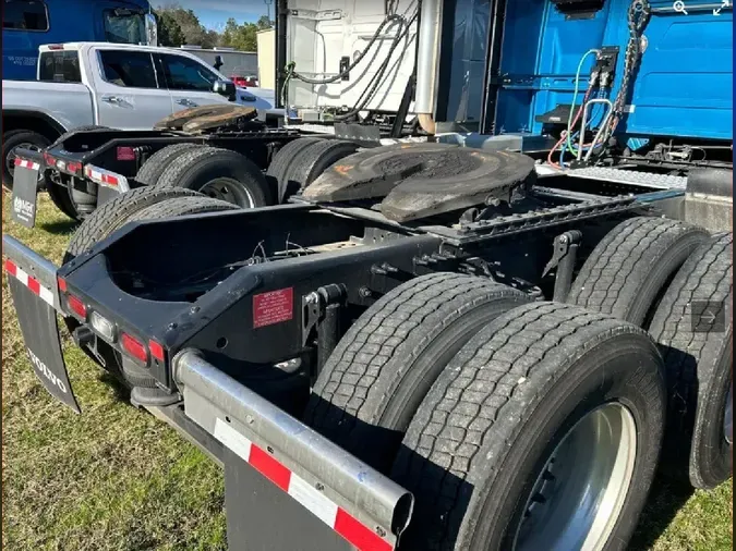 2025 VOLVO VNL64T860