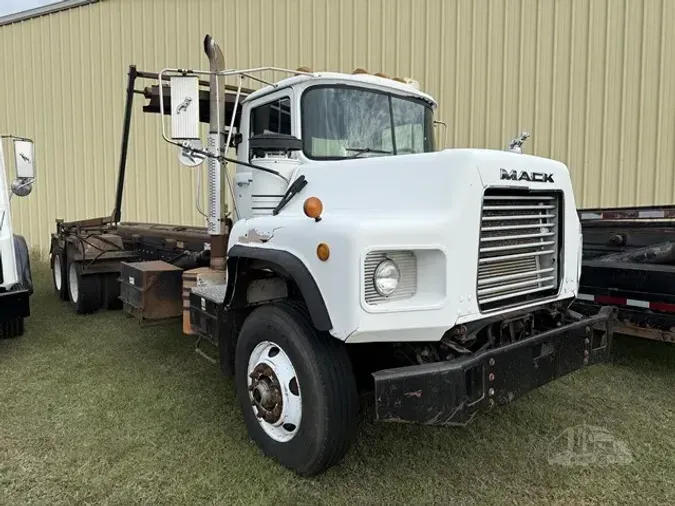 2002 MACK DM690S