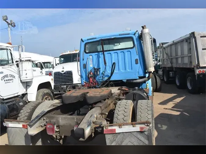 2006 FREIGHTLINER BUSINESS CLASS M2 106