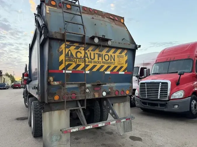 2011 MACK MRU613