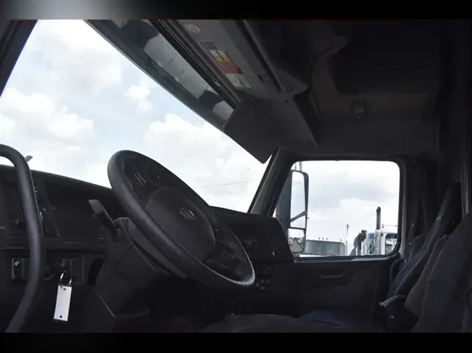 2019 VOLVO VNL64T760