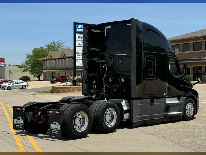 2021 FREIGHTLINER Cascadia 126