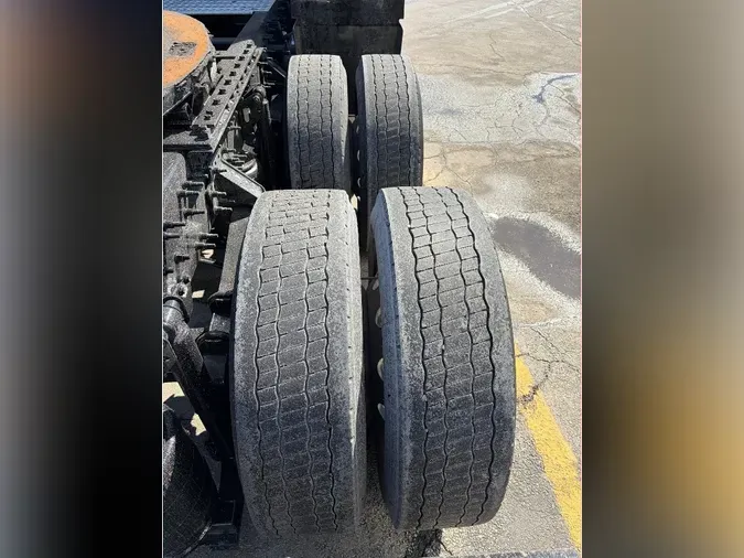 2023 VOLVO VNL64T300