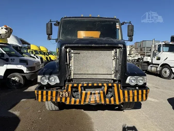 2015 VOLVO VHD64F200