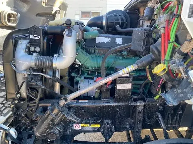 2021 Volvo VNR64T300