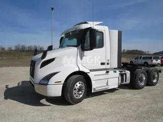 2025 VOLVO VNR64T300