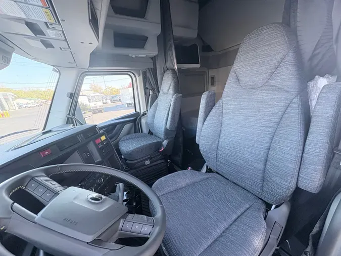 2027 VOLVO TRUCK VNR64T