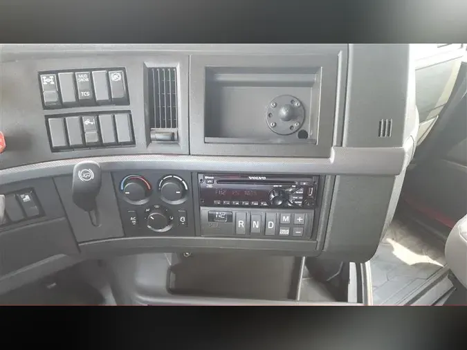 2021 VOLVO VNL740