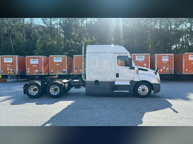 2021 Freightliner Cascadia 126