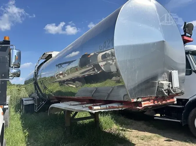 1971 FRUEHAUF 7000 GALLON TANK