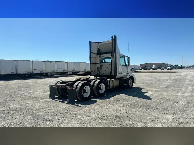 2015 Volvo VNL300