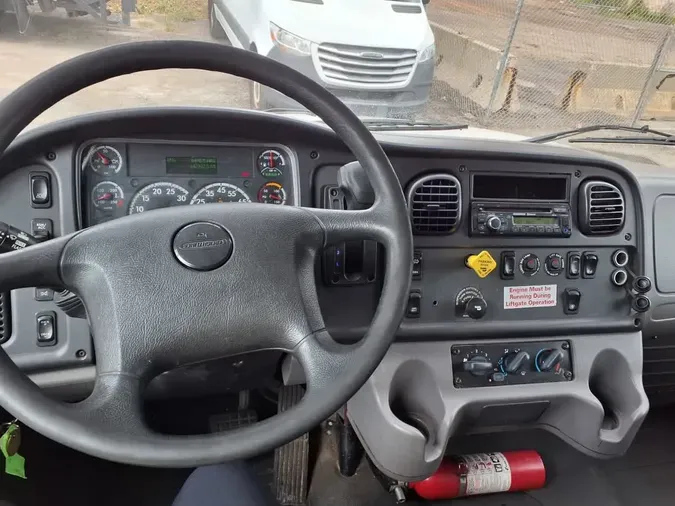 2016 FREIGHTLINER M2 106