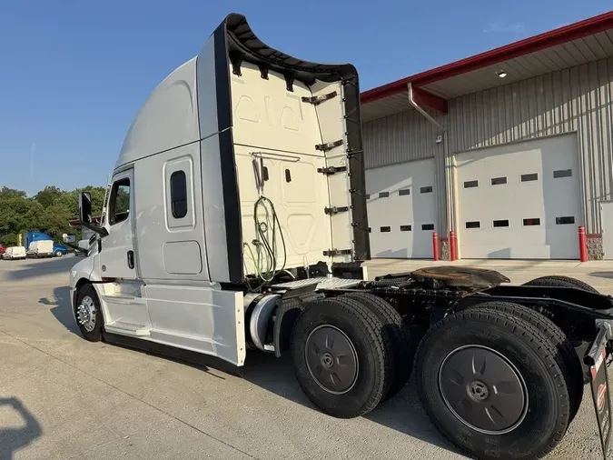 2024 Freightliner Cascadia&reg; Sleeper Cab 126" BBC 72" RR