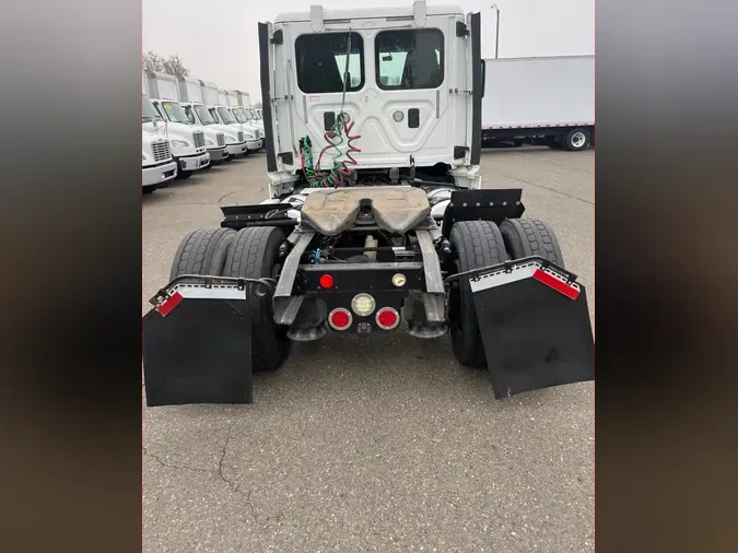 2015 FREIGHTLINER/MERCEDES CASCADIA 113