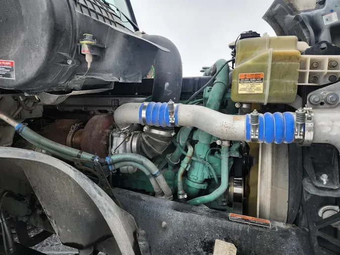 2023 VOLVO VNL64T760