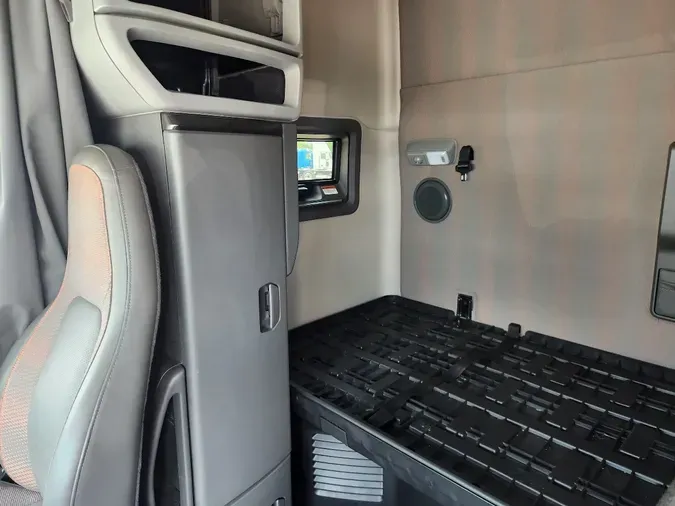 2022 VOLVO VNL64T740