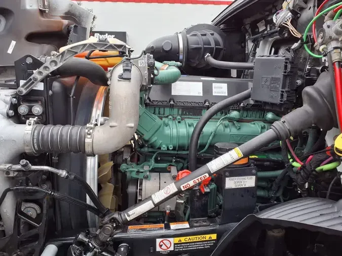 2020 VOLVO VNR64T-640
