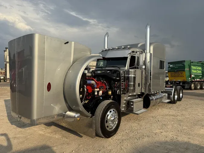 2023 Peterbilt 389