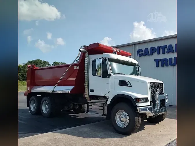 2025 VOLVO VHD64F3002e0e8704a811f01404efd545fc435d0b