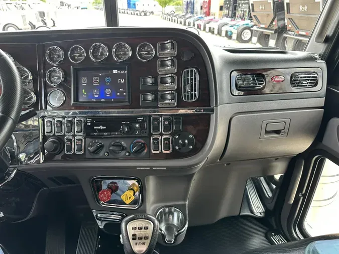 2021 Peterbilt 389