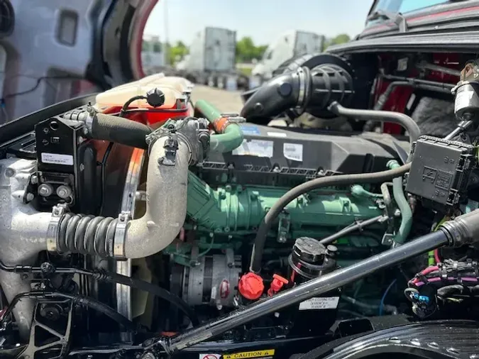 2021 VOLVO VNL64T760