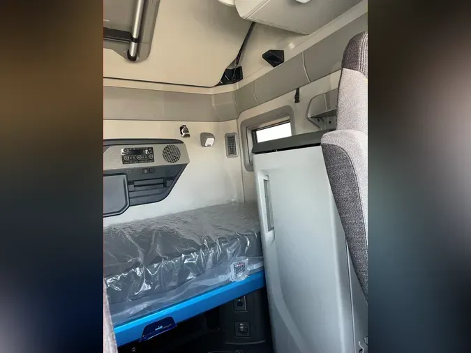 2026 VOLVO VNL64T860