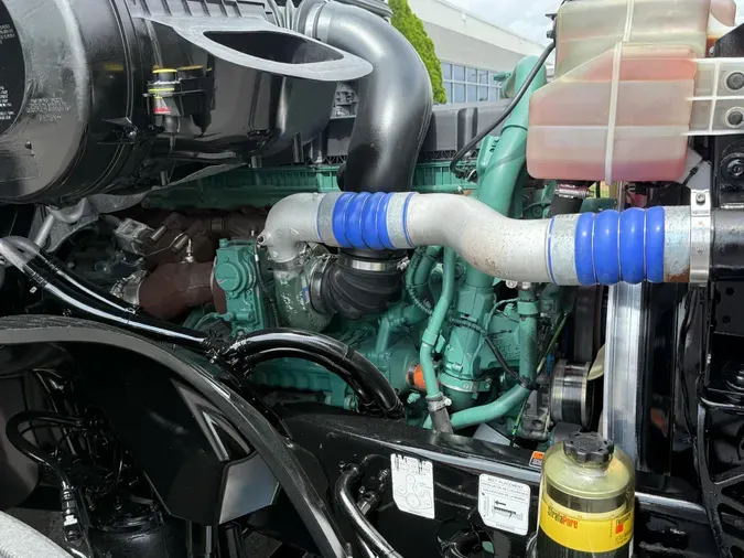 2021 VOLVO VNL64T760