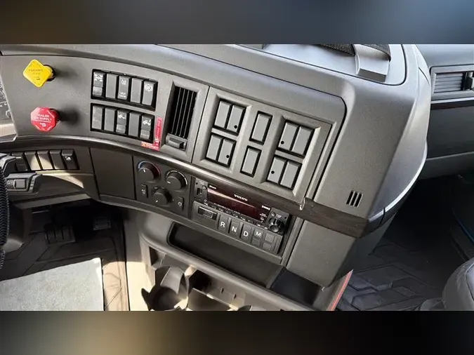 2023 VOLVO VNL760